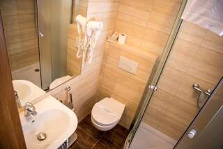Отели типа «постель и завтрак» Zajazd Avangarda Вишнице Двухместный номер с 1 кроватью и собственной ванной комнатой-2