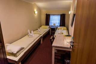 Отели типа «постель и завтрак» Zajazd Avangarda Вишнице Трехместный номер с основными удобствами и общей ванной комнатой-3